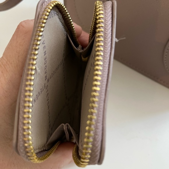 Small Steve Madden purse with little coin pouch - Picture 2 of 4